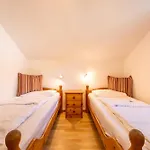 6 Personen Familienferienhaus Mit Sauna, Whirlpool Zwei Toiletten Und Kaminofen In Otterndorf
