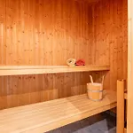 6 Personen Familienferienhaus Mit Sauna, Whirlpool Zwei Toiletten Und Kaminofen In *