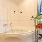 6 Personen Familienferienhaus Mit Sauna, Whirlpool Zwei Toiletten Und Kaminofen In *