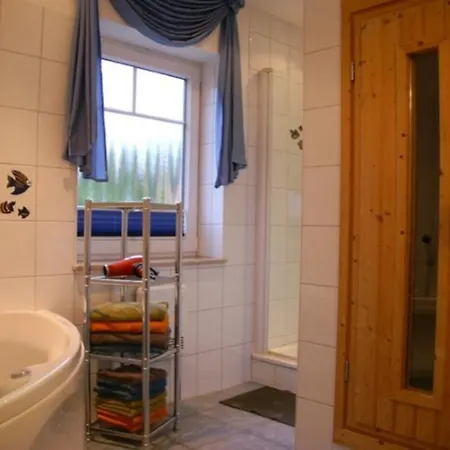 6 Personen Familienferienhaus Mit Sauna, Whirlpool Zwei Toiletten Und Kaminofen In Holiday home Otterndorf