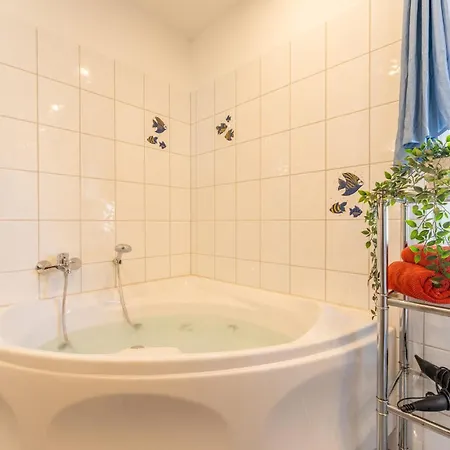 بيت للعطل 6 Personen Familienferienhaus Mit Sauna, Whirlpool Zwei Toiletten Und Kaminofen In