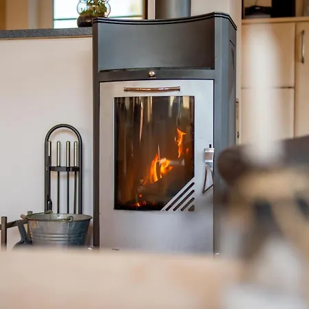 Hébergement de vacances 6 Personen Familienferienhaus Mit Sauna, Whirlpool Zwei Toiletten Und Kaminofen In *