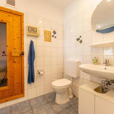 بيت للعطل 6 Personen Familienferienhaus Mit Sauna, Whirlpool Zwei Toiletten Und Kaminofen In
