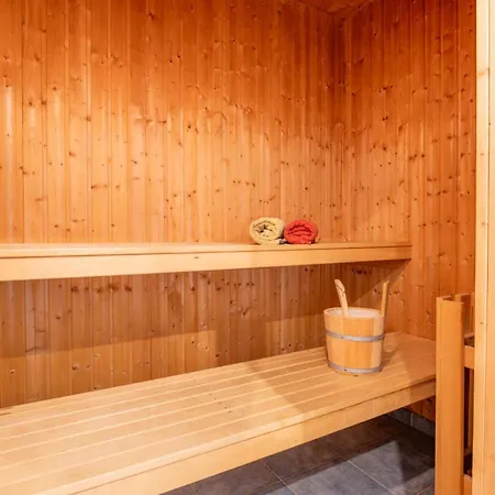 6 Personen Familienferienhaus Mit Sauna, Whirlpool Zwei Toiletten Und Kaminofen In *