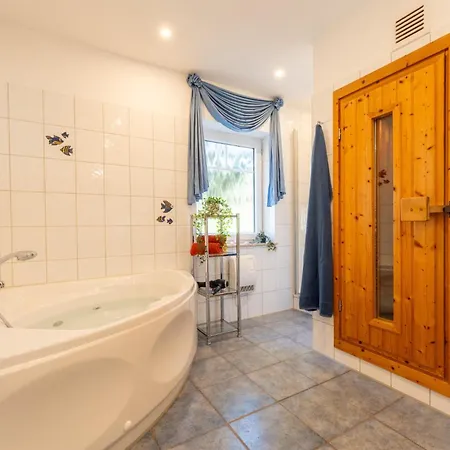 بيت للعطل 6 Personen Familienferienhaus Mit Sauna, Whirlpool Zwei Toiletten Und Kaminofen In *