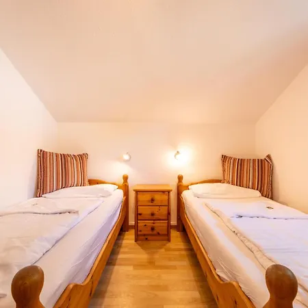 6 Personen Familienferienhaus Mit Sauna, Whirlpool Zwei Toiletten Und Kaminofen In Hébergement de vacances