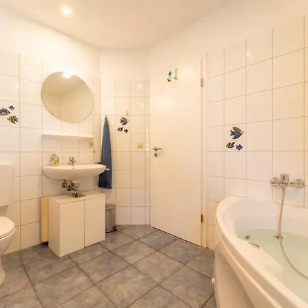 6 Personen Familienferienhaus Mit Sauna, Whirlpool Zwei Toiletten Und Kaminofen In Otterndorf