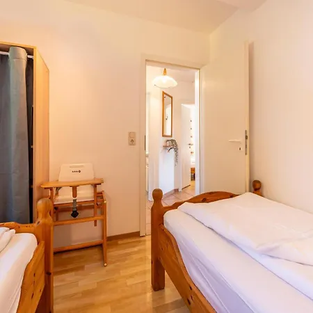 Hébergement de vacances 6 Personen Familienferienhaus Mit Sauna, Whirlpool Zwei Toiletten Und Kaminofen In