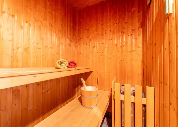 6 Personen Familienferienhaus Mit Sauna, Whirlpool Zwei Toiletten Und Kaminofen In *