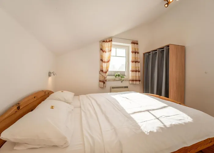 6 Personen Familienferienhaus Mit Sauna, Whirlpool Zwei Toiletten Und Kaminofen In Дом отдыха *