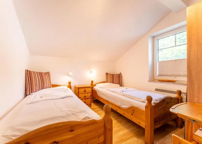 6 Personen Familienferienhaus Mit Sauna, Whirlpool Zwei Toiletten Und Kaminofen In *