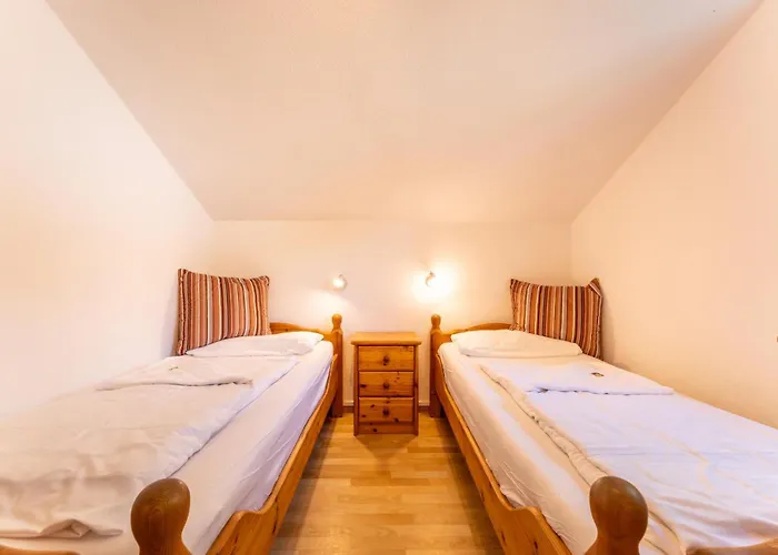 6 Personen Familienferienhaus Mit Sauna, Whirlpool Zwei Toiletten Und Kaminofen In Оттерндорф