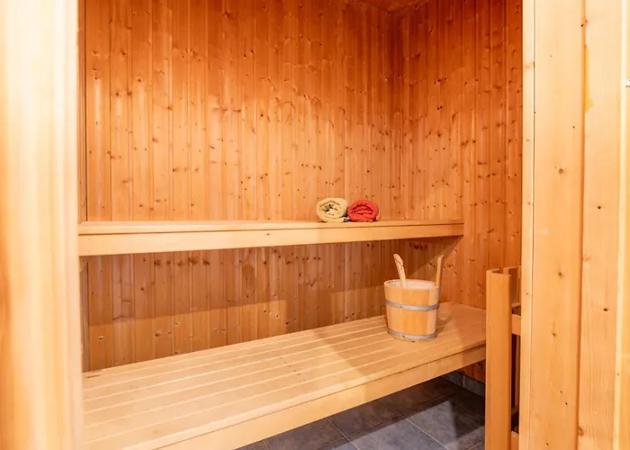 6 Personen Familienferienhaus Mit Sauna, Whirlpool Zwei Toiletten Und Kaminofen In *