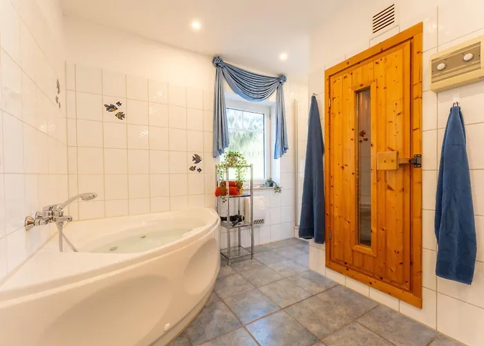 Дом отдыха 6 Personen Familienferienhaus Mit Sauna, Whirlpool Zwei Toiletten Und Kaminofen In *