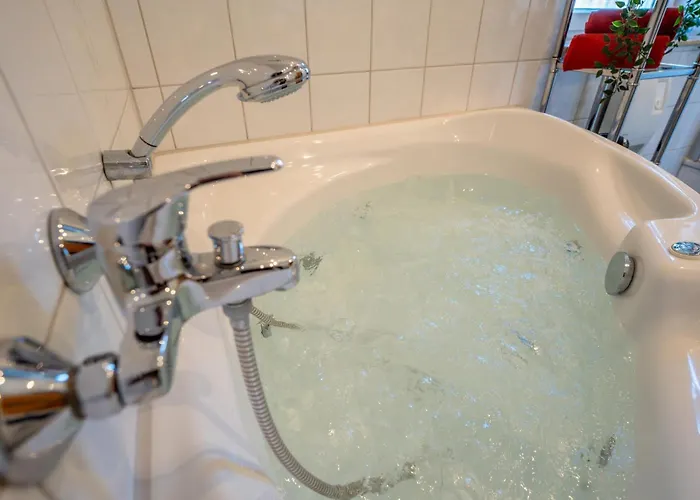 6 Personen Familienferienhaus Mit Sauna, Whirlpool Zwei Toiletten Und Kaminofen In Оттерндорф