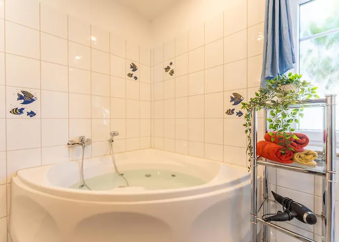 6 Personen Familienferienhaus Mit Sauna, Whirlpool Zwei Toiletten Und Kaminofen In *